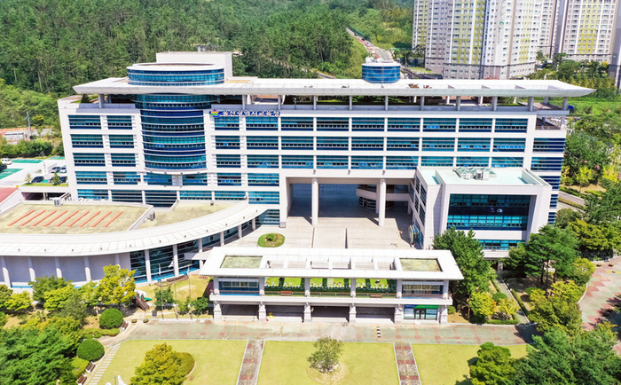 울산시교육청이 2027학년도 공립 유치원·초등학교·특수학교 신규 교사 87명을 선발하고 오는 28일부터 원서 접수를 시작한다. 사진은 울산시교육청 청사 전경.