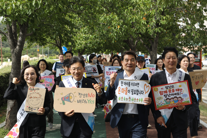 조용식 교육감이 10일 태화강 국가정원 일원에서 서로나눔학교 학부모들과 함께 학교폭력 예방 홍보 활동을 펼치고 있다. 울산교육청 제공