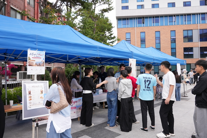 울산과학대학교가 10일 서부캠퍼스 청운국제관 앞 광장에서 네팔 재난 구호 기금 마련을 위한 ‘네팔을 위한 한 잔의 희망’ 행사를 열었다. 이날 행사에는 네팔 유학생과 재학생, 교직원 등이 참여해 나눔카페와 희망 모금함 등을 운영했다. 울산과학대 제공