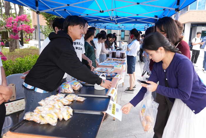 울산과학대학교가 10일 서부캠퍼스 청운국제관 앞 광장에서 네팔 재난 구호 기금 마련을 위한 ‘네팔을 위한 한 잔의 희망’ 행사를 열었다. 이날 행사에는 네팔 유학생과 재학생, 교직원 등이 참여해 나눔카페와 희망 모금함 등을 운영했다. 울산과학대 제공
