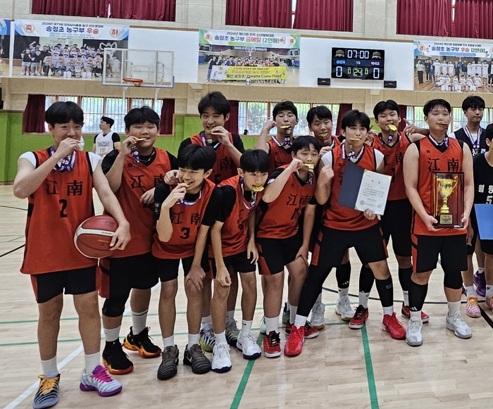 울산강남중 농구팀 학생들이 5일 ‘울산광역시교육감배 학교스포츠클럽 농구대회’에서 우승을 차지하고 기념사진을 찍고있다. 울산교육청 제공