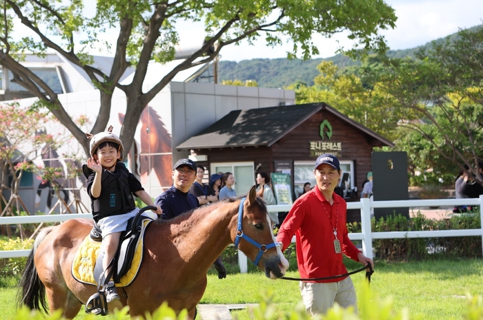렛츠런파크 부산경남 어린이 승마장 ‘포니프레스트’에서 포니타기 체험을 하고 있는 어린이 모습.-렛츠런파크 부경 제공