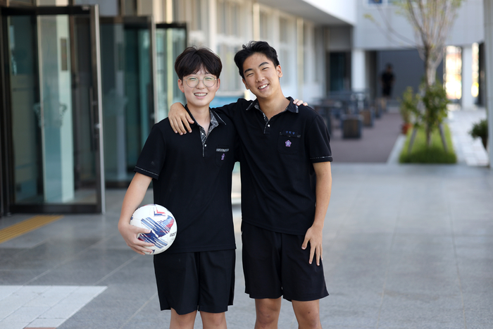 화진중 3학년 강민승 학생(오른쪽)과 2학년 이소찬 학생(왼쪽). 울산교육청 제공