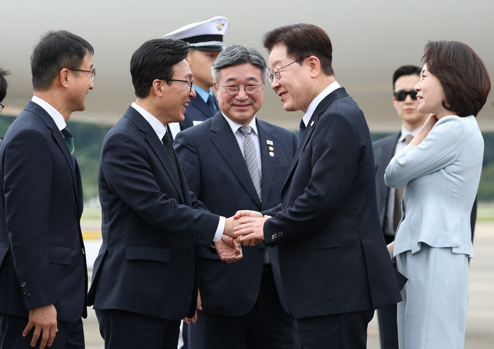 프랑스 국빈 방문 일정을 마치고 귀국한 이재명 대통령이 10일 성남 서울공항에서 영접나온 더불어민주당 김민석 대표와 인사하고 있다. 연합뉴스