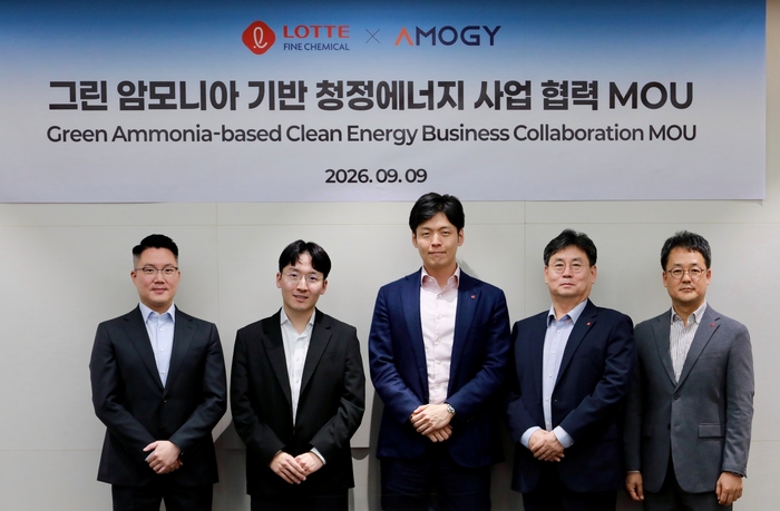 롯데정밀화학 서울사업장에서 롯데정밀화학과 아모지(Amogy)가 MOU를 체결했다. 좌측부터 아모지 강석원 이사, 우성훈 대표, 롯데지주 신유열 미래성장실장, 롯데정밀화학 정승원 대표, 황석민 암모니아사업부문장. 롯데정밀화학 제공