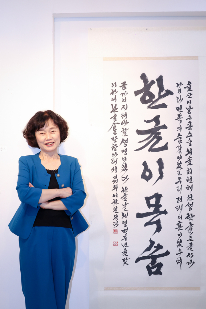 박화자 울산미술협회 한글서예분과 위원장이 10일 울산문화예술회관 제2전시실에서 ‘제5회 아름다운 한글전’과 관련해 본지와 인터뷰를 진행하고 있다. 이수화 기자