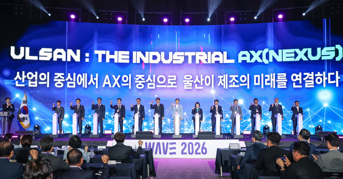 ‘2026 울산세계미래산업박람회(WAVE 2026)’ 개막식이 10일 울산전시컨벤션센터(UECO)에서 열린 가운데 김상욱 울산시장, 이영해 울산시의회 의장, 이윤철 울산상공회의소 회장, 주부산 미국 영사관 듀이 무어 수석영사, 기업·대학 대표 등이 개막 버튼 터치 세레머니 후 기념촬영을 하고 있다. 이수화  기자