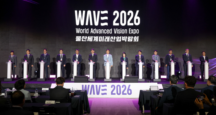 ‘2026 울산세계미래산업박람회(WAVE 2026)’ 개막식이 10일 울산전시컨벤션센터(UECO)에서 열린 가운데 김상욱 울산시장, 이영해 울산시의회 의장, 이윤철 울산상공회의소 회장, 주부산 미국 영사관 듀이 무어 수석영사, 기업·대학 대표 등이 개막 버튼 터치 세레머니를 하고 있다. 이수화 기자