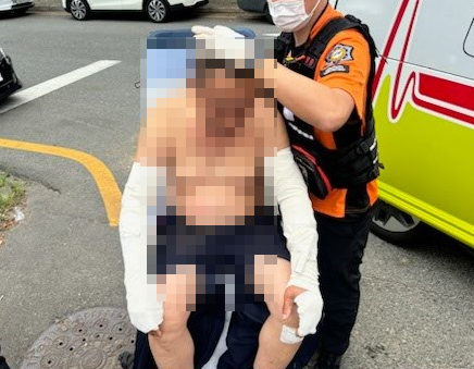 10일 오후 1시 56분께 울산 남구 성암동 한 제조업체에서 태양광 발전 설비의 변압기 점검 작업을 하던 작업자 2명이 감전되는 사고가 발생했다. 울산소방본부 제공