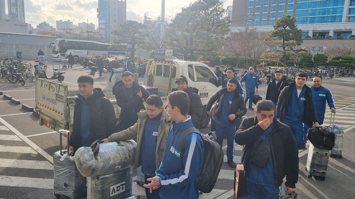 작년 말 울산형 광역비자로 입국해 동구에 정착한 우즈베키스탄 근로자들. 이들은 각 선박 전기·도장공 인력으로 근무 중이다. 울산매일 포토뱅크