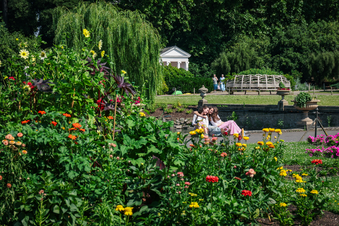 2003년 유네스코 세계유산에 등재된 영국의 ‘왕립식물원 큐(Royal Botanic Gardens, Kew)’를 찾은 방문객들이 추억을 남기며 일상을 즐기고 있다. 이수화 기자
