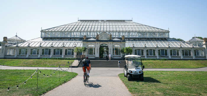 영국 ‘왕립식물원 큐(Royal Botanic Gardens, Kew)’에 위치한 세계에서 가장 큰 빅토리아 시대의 온실이자 1급 사적(Grade I listed)으로 지정된 건축물인 ‘템퍼레이트 하우스(Temperate House)’의 입구 모습. 이수화 기자