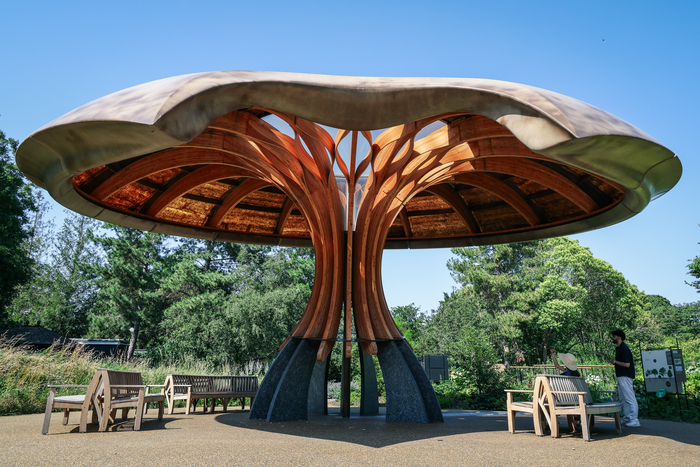 ‘탄소 정원(Carbon Garden)’ 내의 ‘카본 가든 파빌리온(Carbon Garden Pavilion)’으로 땅속 탄소 격리에 핵심 역할을 하는 균성 네트워크와 버섯의 모양을 형상화해 거대한 버섯으로 표현했다. 이수화 기자