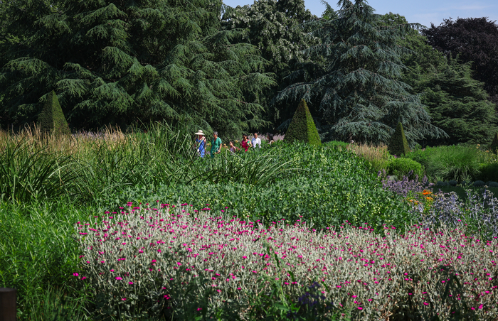 ‘큐 가든(Kew Gardens)’을 찾은 방문객들이 산책을 하며 휴식을 즐기고 있다. 이수화 기자