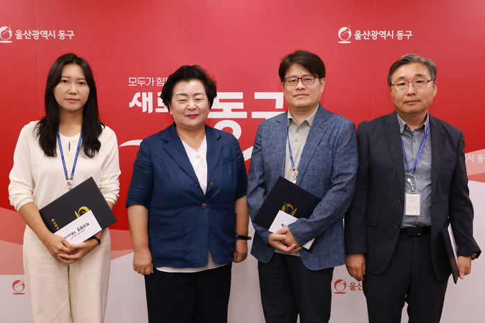 천기옥 동구청장은 10일 구청장실에서 적극행정 우수공무원으로 선정된 직원을 대상으로 표창장을 수여하고 축하 기념촬영을 하고 있다. 동구 제공