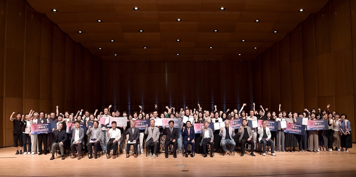 지난 12일 울산문화예술회관 대공연장에서 열린 제4회 울산전국합창경연대회 시상식 후 수상팀과 관계자들이 기념촬영을 하고 있다. 울산음악협회 제공