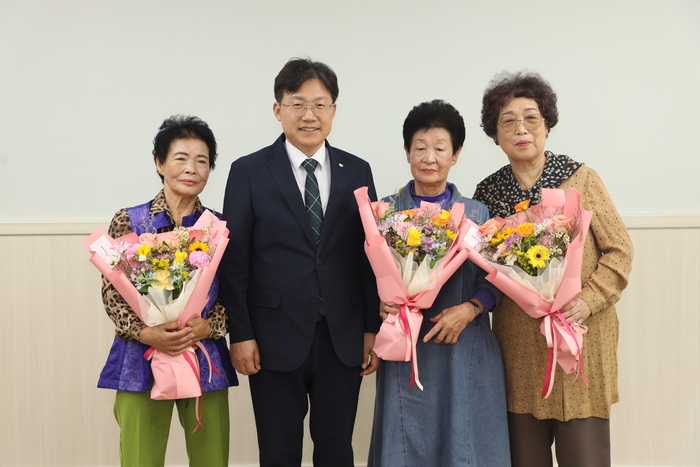 조용식 교육감이 지난 11일 접견실에서 ‘2026년도 제2회 초중고등학교 검정고시’에 합격한 최고령자 3명을 초청해 간담회를 열고 기념사진을 찍고있다.