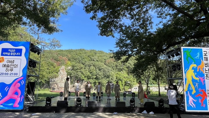 추동엽, 김민경 씨 등이 함께한 음악위원회의 공연이 펼쳐져 선바위공원의 초가을 분위기와 어우지면서 시민들의 발길을 붙잡았다.