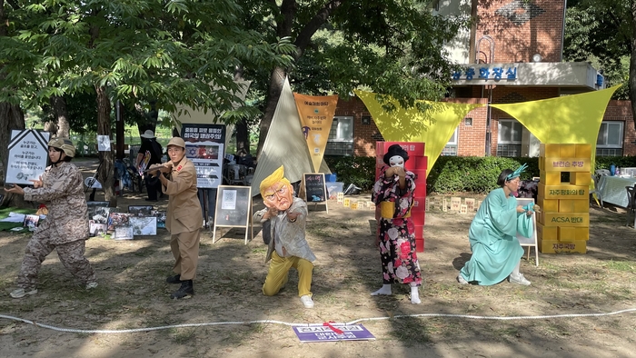 행사장 곳곳에 펼쳐진 극위원회의 퍼포먼스.