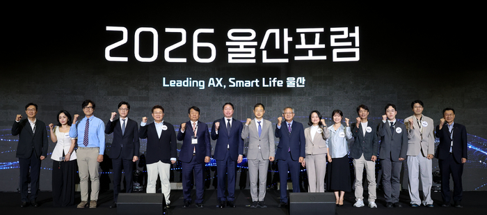 SK와 울산상공회의소가 지난 11일 울산전시컨벤션센터(UECO)에서 ‘리딩 AX, 스마트 라이프 울산’을 주제로 ‘2026 울산포럼’을 개최했다. 이날 행사에 참석한 최태원 SK그룹 회장, 김상욱 울산시장, 이윤철 울산상공회의소 회장, 참가 패널 등이 포럼을 마치며 기념촬영을 진행하고 있다. 이수화 기자