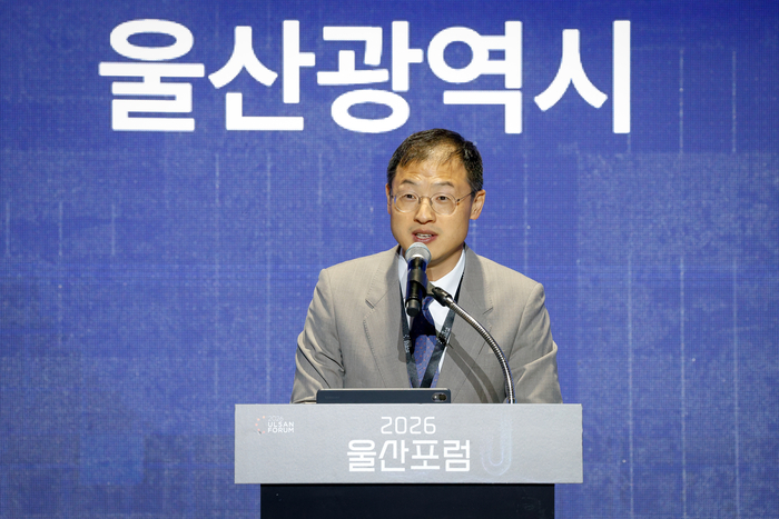 11일 울산전시컨벤션센터(UECO)에서 열린 ‘2026 울산포럼 개막식’에서 김상욱 울산시장이 축사를 하고 있다. 이수화 기자