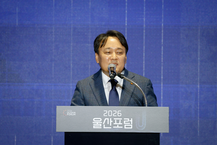 11일 울산전시컨벤션센터(UECO)에서 열린 ‘2026 울산포럼 개막식’에서 김종화 SK에너지 사장이 개회사를 하고 있다. 이수화 기자