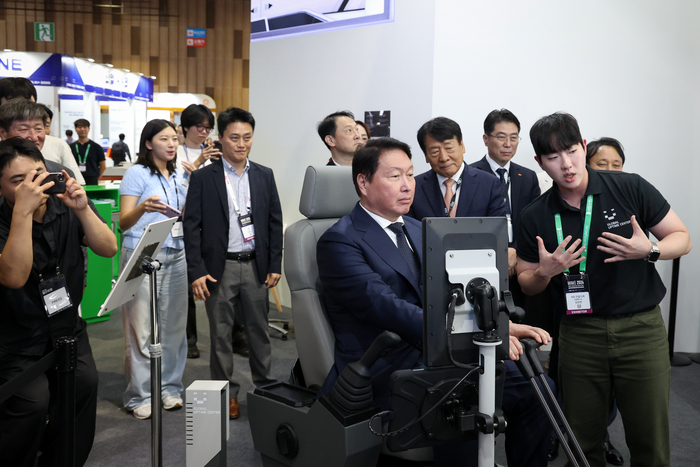 최태원 SK그룹 회장이 지난 11일 울산전시컨벤션센터(UECO)에서 ‘2026 울산포럼’과 연계해 열린 ‘2026 울산세계미래산업박람회’ 전시장을 둘러보고 전시 콘텐츠를 직접 체험하고 있다. 이수화 기자