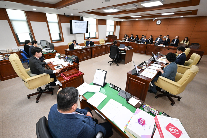 울산시의회 산업건설위원회(위원장 백현조)는 11일 시의회 산업건설위원회 회의실에서 농업기술센터, 차량등록사업소, 농수산물도매시장관리사업소 소관 2025회계연도 결산 및 2026년도 제3회 울산광역시 추경예산안 예비 심사의 건 등을 심사하고 계수조정 및 확정 의결했다. 울산시의회 제공