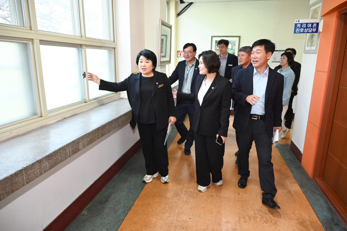 울산시의회 교육위원회(위원장 강혜순)는 11일 오후 울산미용예술고등학교와 울산여자상업고등학교를 잇달아 방문해 두 학교 통합 추진에 따른 교육환경과 운영 현황을 점검하고, 학교 통합 추진에 대한 의견을 청취했다. 울산시의회 제공