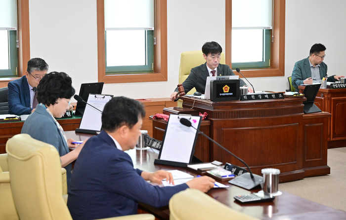울산시의회는 11일 시의회 회의실에서 울산신용보증재단 이사장 임용후보자에 대한 제1차 인사청문특별위원회를 열고 인사청문 실시계획 채택의 건과 자료제출 요구의 건 등 총 2건의 안건을 심의해 모두 원안가결했다. 울산시의회 제공