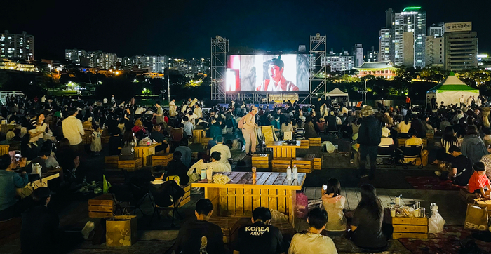 울산매일신문UTV가 주최·주관하고 남구가 후원하는 ‘2026 남구 강변 영화제’가 개최된 지난 12일 남구 태화강 둔치에서 시민들이 시원한 가을밤 영화를 보며 즐거운 시간을 보내고 있다.
