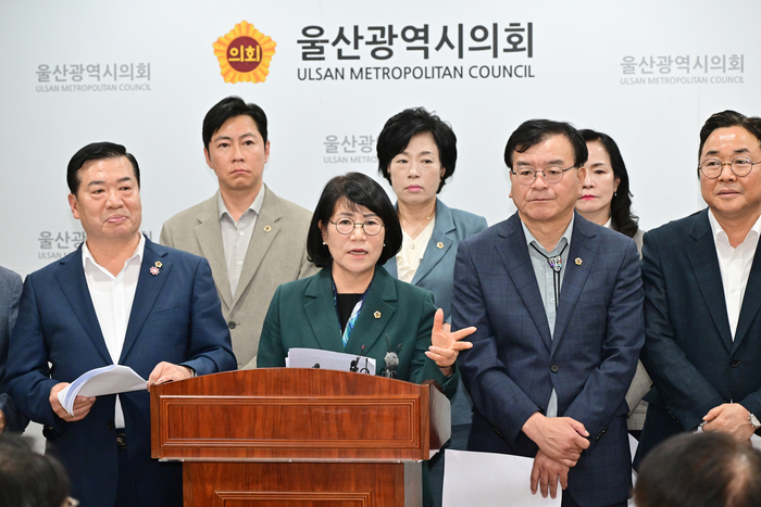 이영해 울산시의회 의장 등 국민의힘 의원들이 11일 의회 프레스센터에서 제3회 추경예산 편성 관련 기자회견을 열고 있다. 울산시의회 제공