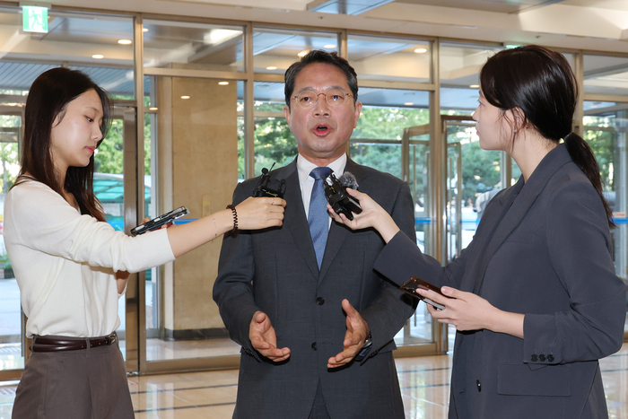 김승원 법무부 장관 후보자가 11일 서울 종로구 적선현대빌딩에 마련된 인사청문회 준비 사무실로 출근하며 취재진의 질문에 답하고 있다. 연합뉴스