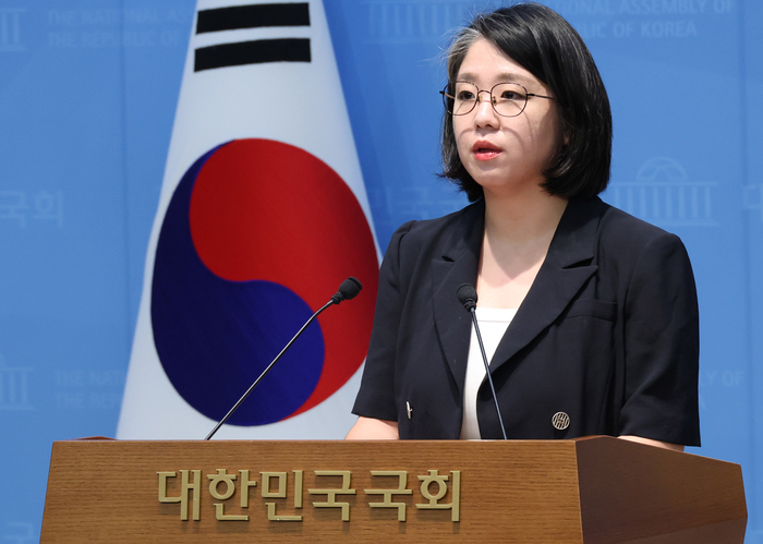 용혜인 성평등가족부 장관 후보자가 13일 국회 소통관에서 후보직 자진 사퇴 기자회견을 하고 있다.연합뉴스