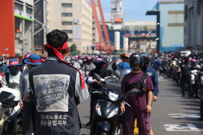 금속노조 현대중공업지부가 11일 울산조선소에서 첫 전 조합원을 대상으로 한 4시간 부분파업에 들어갔다. 현대중공업지부 제공