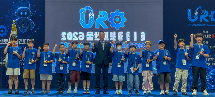 해커톤 경제솔루션 부문 초등부 수상자가 기념촬영을 하고 있다.