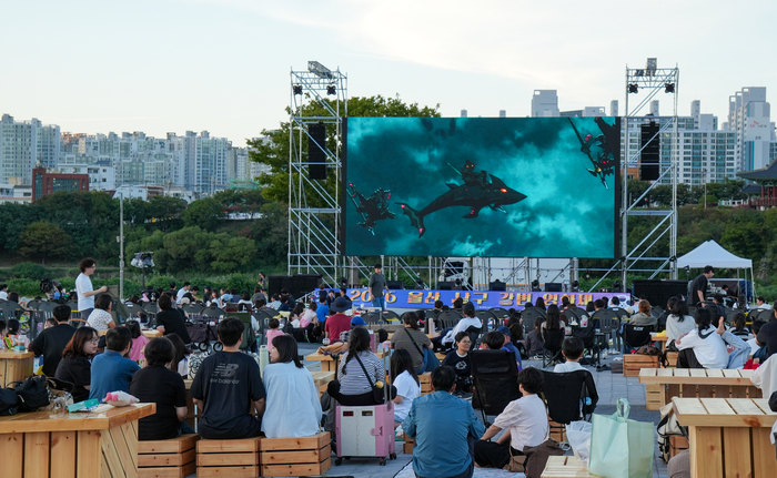 울산매일신문UTV가 주최·주관하고 남구가 후원하는 ‘2026 남구 강변 영화제’가 개최된 지난 12일 남구 태화강 둔치에서 시민들이 시원한 가을밤 영화를 보며 즐거운 시간을 보내고 있다.
