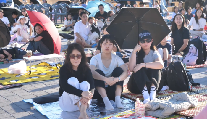 멍때리기 대회에 참가한 시민들이 아무것도 하지 않고 허공을 보며 멍때리고 있다.