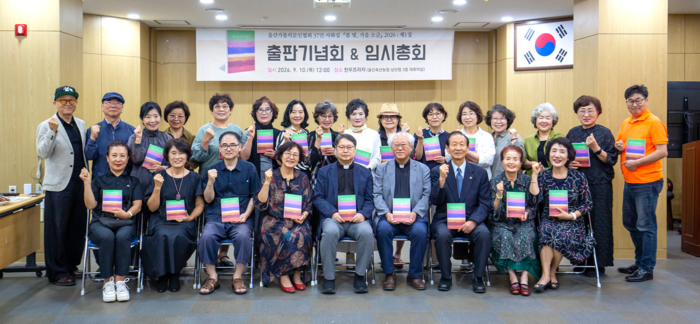 울산가톨릭문인협회는 지난 10일 천주교 부산교구 김영규 울산대리구장을 비롯해 회원 24명이 참석한 가운데 37인 사화집 『봄 빛, 가을 소금』 출판기념회를 개최했다. 울산가톨릭문인협회 제공