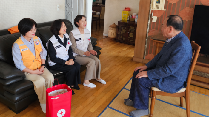 대한적십자사 울산광역시지사(회장 김청옥)는 14일 추석 명절을 앞두고 지역 내 고령 이산가족을 찾아 위로와 함께 따뜻한 마음을 전하는 위로방문을 실시했다. 대한적십자사 울산지사 제공