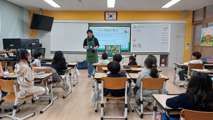 울산 동구보건소는 지역 내 아토피·천식 안심 학교 34개소를 대상으로 알레르기질환 유병조사를 하고, 조사 결과를 바탕으로 학생들의 알레르기질환 예방 관리를 강화에 나섰다. 동구 제공