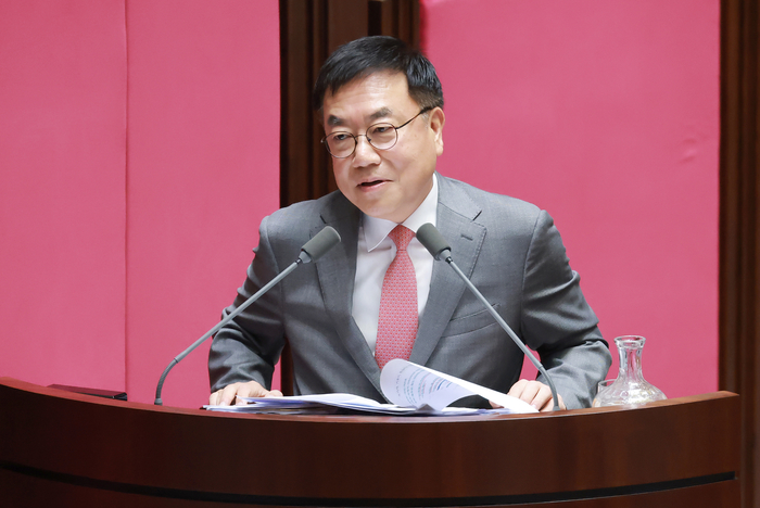 국민의힘 서범수 의원이 14일 국회에서 열린 정기국회 제8차 본회의 교육·사회·문화 분야 대정부질문에서 한성숙 국무총리에게 정부의 인사와 관련해 질문하고 있다. 연합뉴스