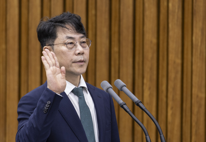 김성수 대법과 후보자가 14일 국회에서 열린 대법관(김성수) 임명 동의에 관한 인사청문특별위원회 청문회에 출석해 선서하고 있다. 연합뉴스
