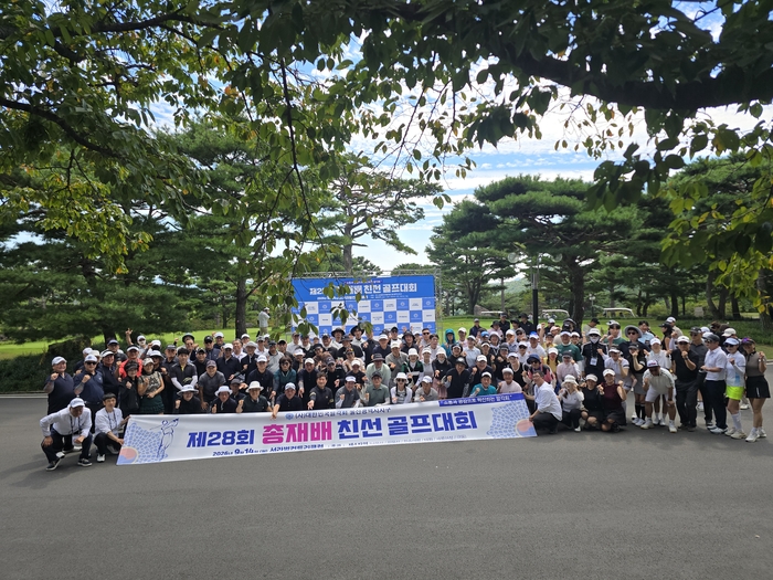 ㈔대한민국팔각회 울산광역시지구는 14일 서라벌컨트리클럽에서 ‘제28회 총재배 친선 골프대회’를 열고 울산지역 팔각인 200여명이 한자리에 모여 필드를 누비며 친목과 화합을 다졌다. 팔각회 제공