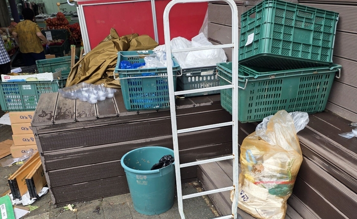 울산 동구 남목마성시장 고객쉼터 주변에 상가 물품과 폐기물이 반복적으로 쌓이면서 시민 이용 불편과 시장 미관 저해 문제가 이어지고 있다.