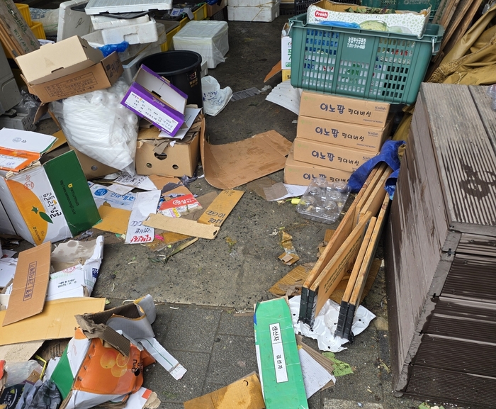 시장 입구 쪽인 고객쉼터 옆에 버려져 있는 폐기물 모습. 독자 제공