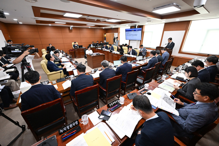 울산광역시의회 예산결산특별위원회(위원장 박용걸)는 14일 오전 10시 시의회 운영위원회 회의실에서 2025회계연도 울산광역시 일반·특별회계 결산 및 예비비지출 승인의 건, 2026년도 제3회 울산광역시 추가경정예산안, 2026년도 울산광역시 기금운용 변경 계획안을 심사 하고 계수조정 및 확정의결 했다. 울산시의회 제공