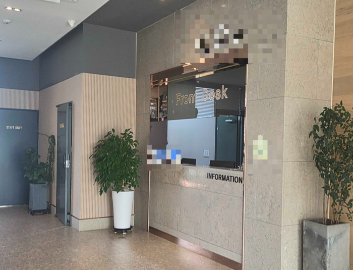 13일 찾은 울산 북구 강동몽돌해변 일대 한 숙박브랜드 호텔. 입구와 프런트데스크 어디에서도 숙박요금표를 찾을 수 없다. 김귀임 기자