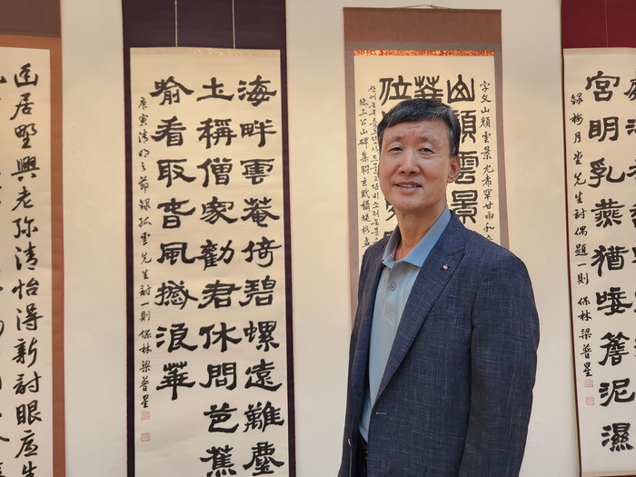 첫 개인전 ‘묵벌전(墨筏展)’을 여는 양보성 서예가는 “서예는 글씨를 잘 쓰는 것만을 배우는 일이 아니다”며 “붓을 들고 한 획을 긋는 순간부터 자신의 마음과 마주하게 된다”고 말했다. 본인 제공