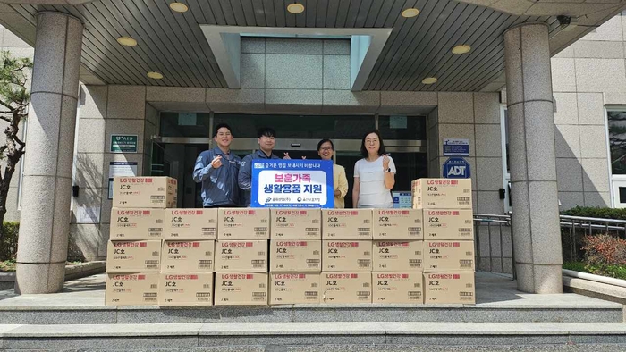 송원산업(주)는 15일 울산보훈지청을 찾아 지역 보훈가족을 위한 샴푸, 치약, 세제 등 생활용품을 전달했다. 울산보훈지청 제공